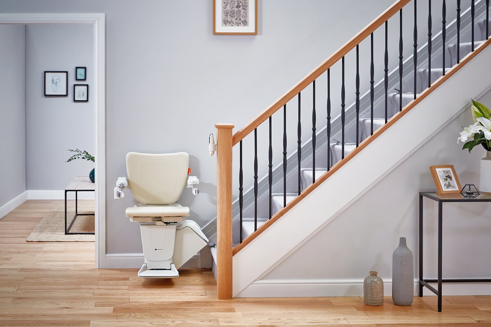 Monte-escalier droit installé sur un escalier en bois