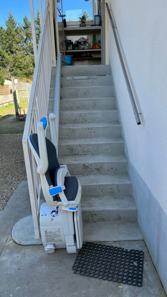 Installation d'un Monte-Escalier droit modèle HANDICARE 1000 EXTÉRIEUR - Photo 2