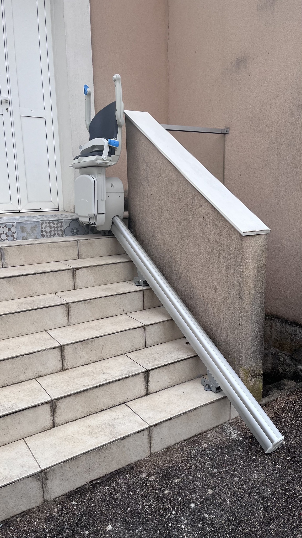 Installation d'un Monte-Escalier droit modèle HANDICARE 1000 EXTÉRIEUR - Photo 2