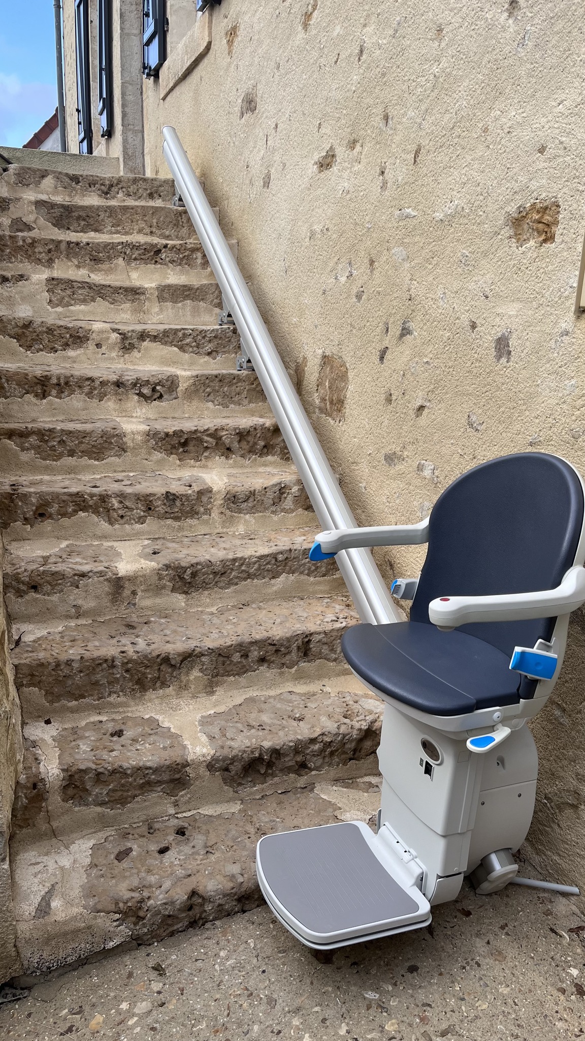 Installation d'un Monte-Escalier courbe modèle HANDICARE 1000 EXTÉRIEUR - Photo 1