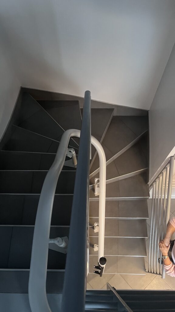 Installation d'un Monte-Escalier courbe modèle HANDICARE REMBRANDT