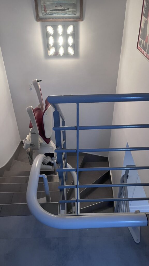 Installation d'un Monte-Escalier courbe modèle HANDICARE REMBRANDT
