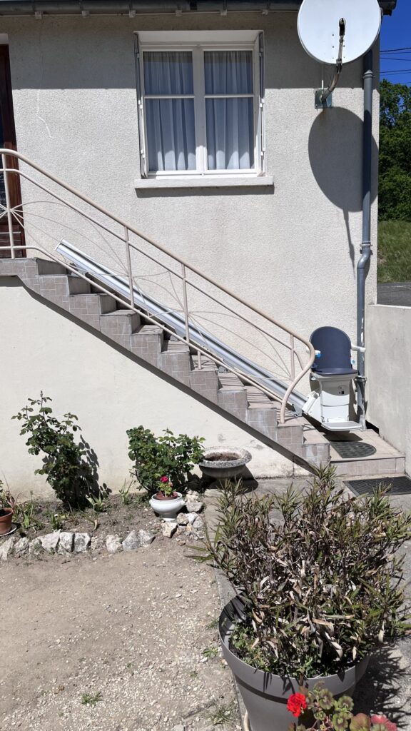 Installation d'un Monte-Escalier droit extérieur modèle HANDICARE 1000 EXTÉRIEUR