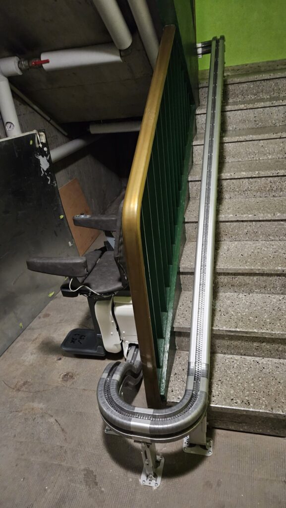 Installation d'un Monte-Escalier courbe modèle UP STAIRLIFT 3 ÉTAGES