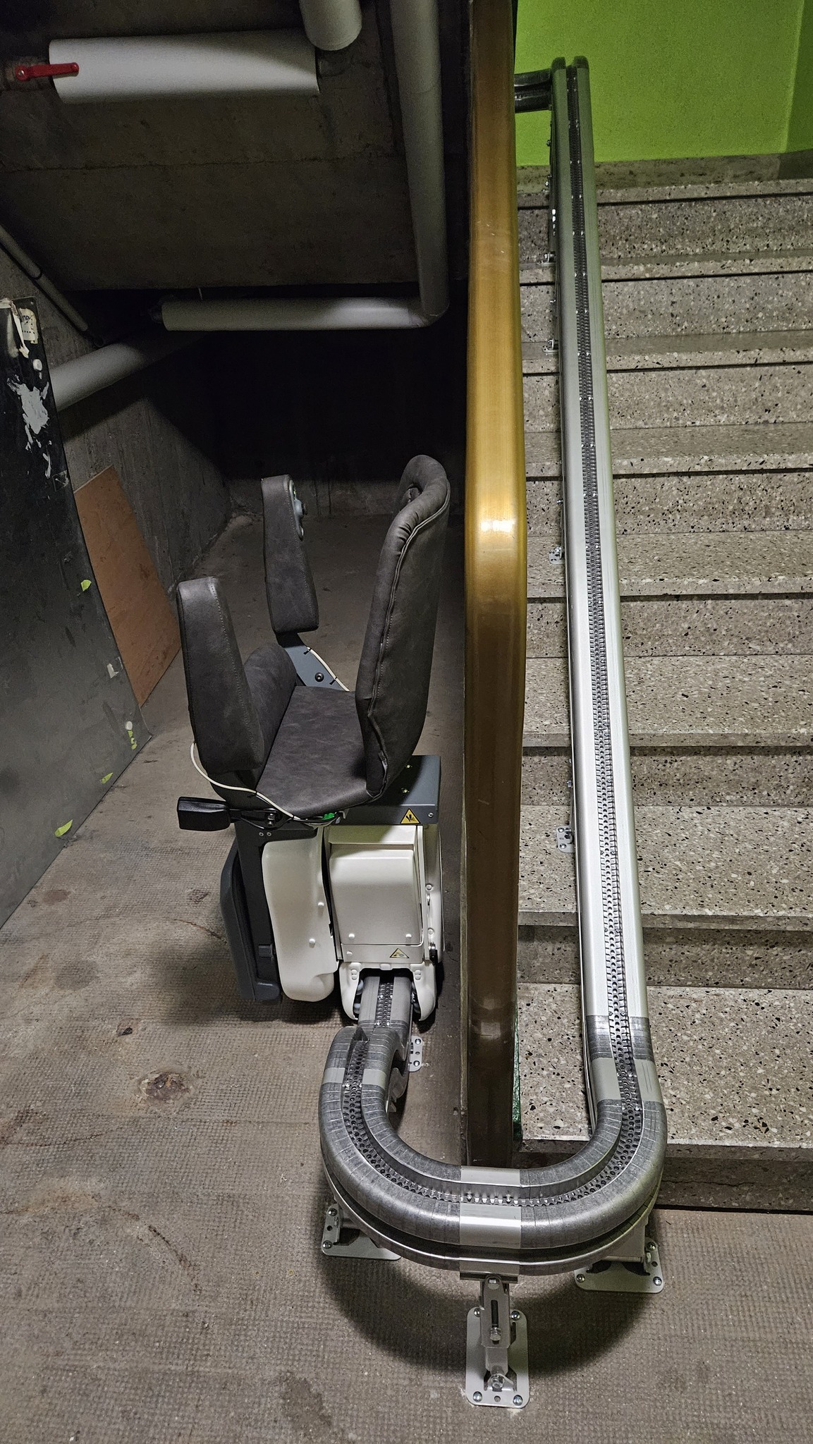Installation d'un Monte-Escalier courbe modèle UP STAIRLIFT 3 ÉTAGES - Photo 4
