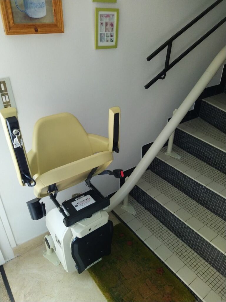Installation d'un Monte-Escalier courbe modèle HANDICARE VAN GOGH