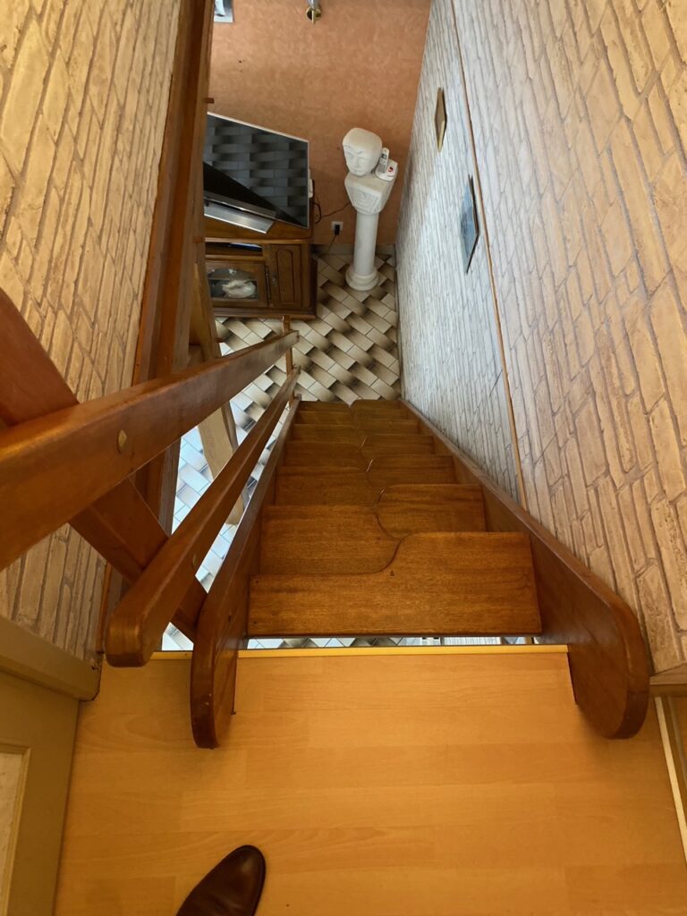 Installation d'un Monte-Escalier dans un escalier très particulier en marche contre balancé, c'est une Monte-Escalier droit modèle HANDICARE 1000