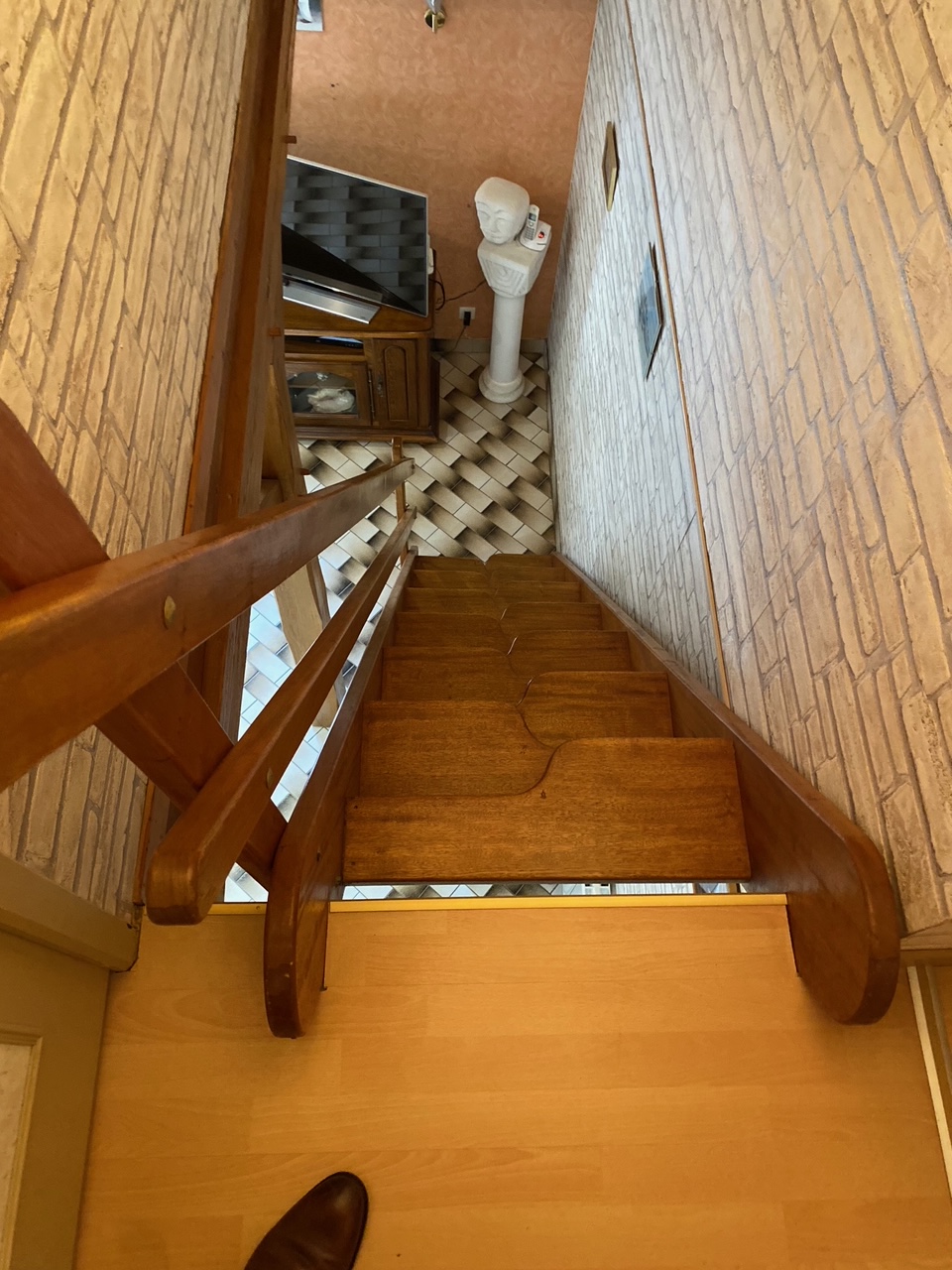 Installation d'un Monte-Escalier dans un escalier très particulier en marche contre balancé, c'est une Monte-Escalier droit modèle HANDICARE 1000 - Photo 2