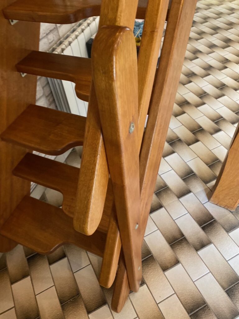 Installation d'un Monte-Escalier dans un escalier très particulier en marche contre balancé, c'est une Monte-Escalier droit modèle HANDICARE 1000