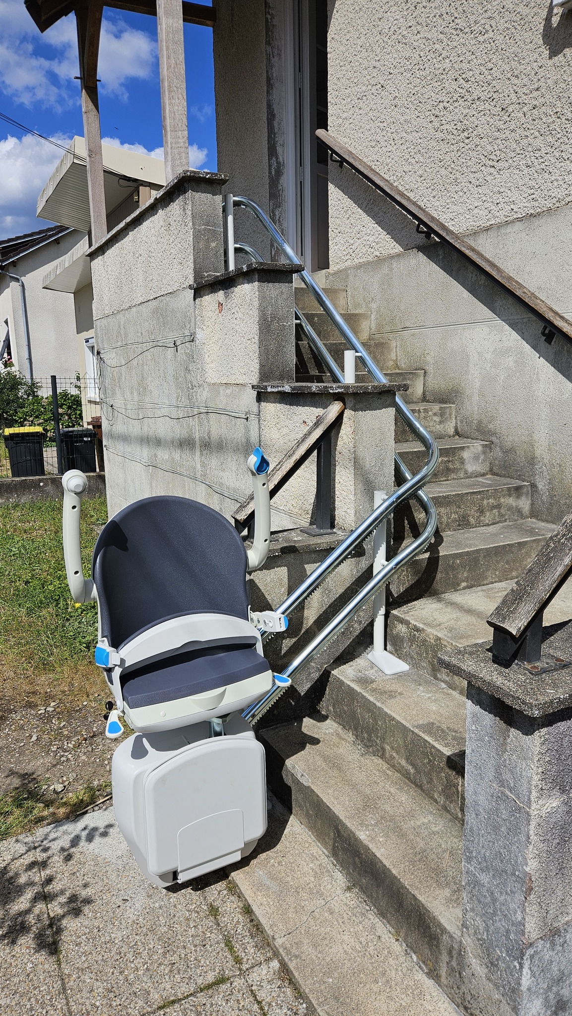 Installation d'un Monte-Escalier courbe modèle HANDICARE 4000 EXTÉRIEUR - Photo 2