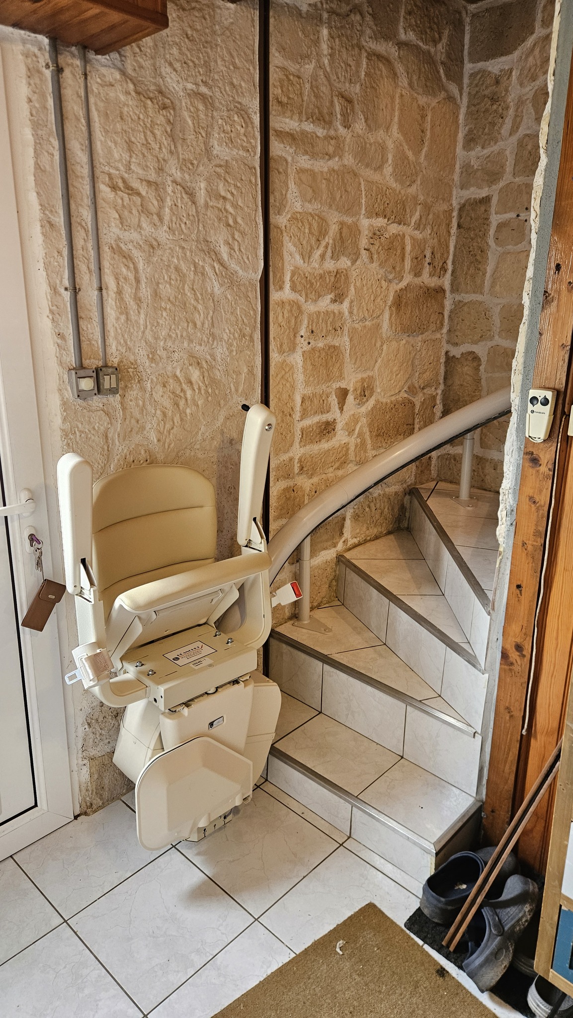 Installation d'un Monte-Escalier courbe modèle HANDICARE VAN GOGH - Photo 1