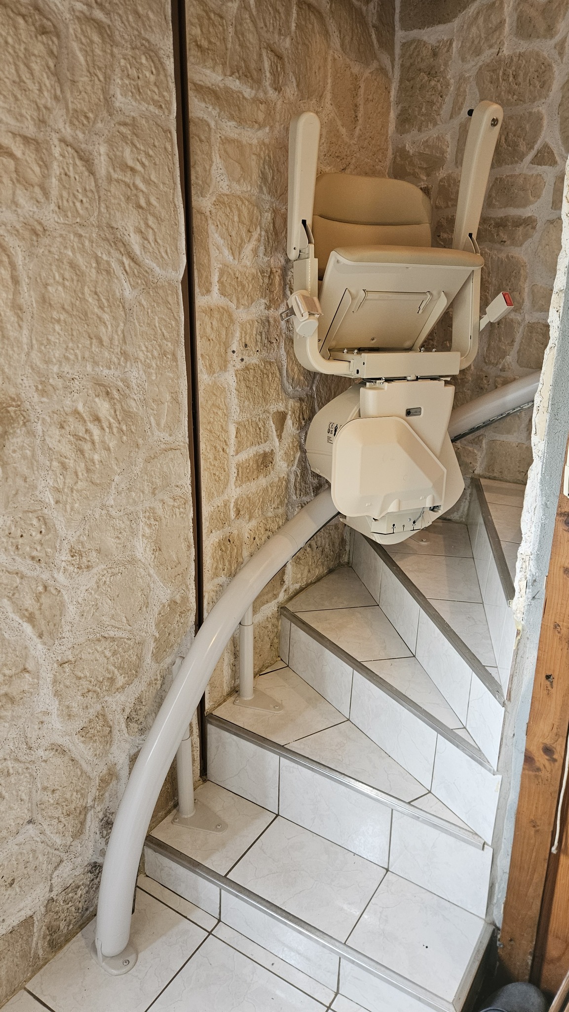 Installation d'un Monte-Escalier courbe modèle HANDICARE VAN GOGH - Photo 3