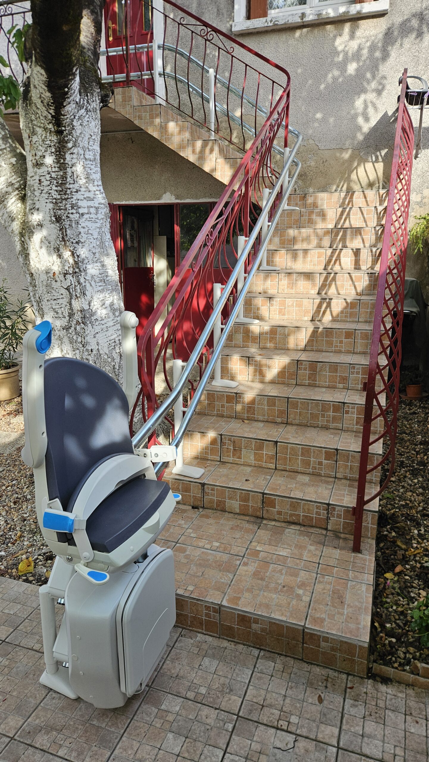 Installation d'un Monte-Escalier courbe extérieur modèle HANDICARE 4000 EXTÉRIEUR - Photo 4