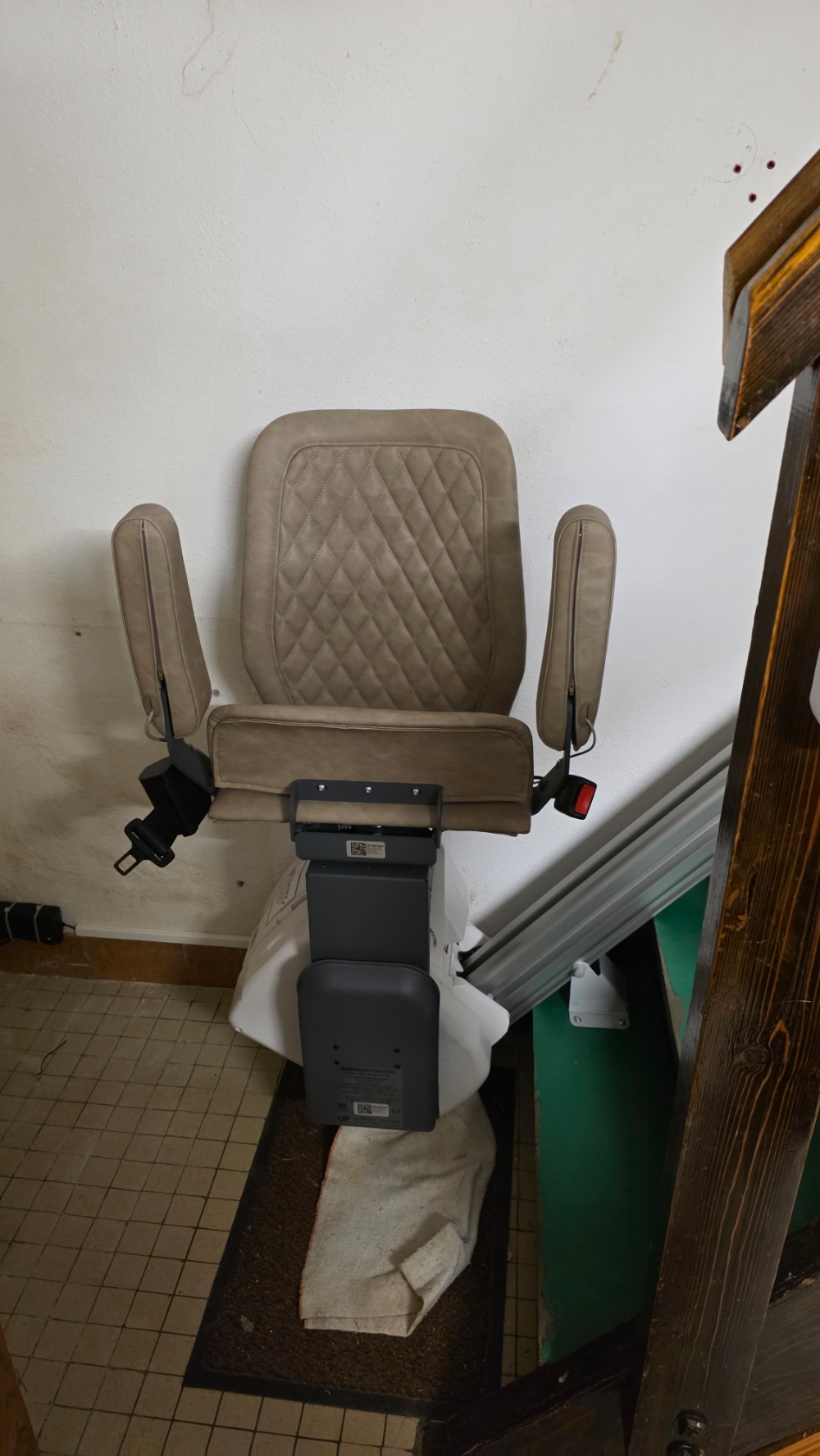 Installation d'un Monte-Escalier droit modèle UP STAIRLIFT - Photo 1