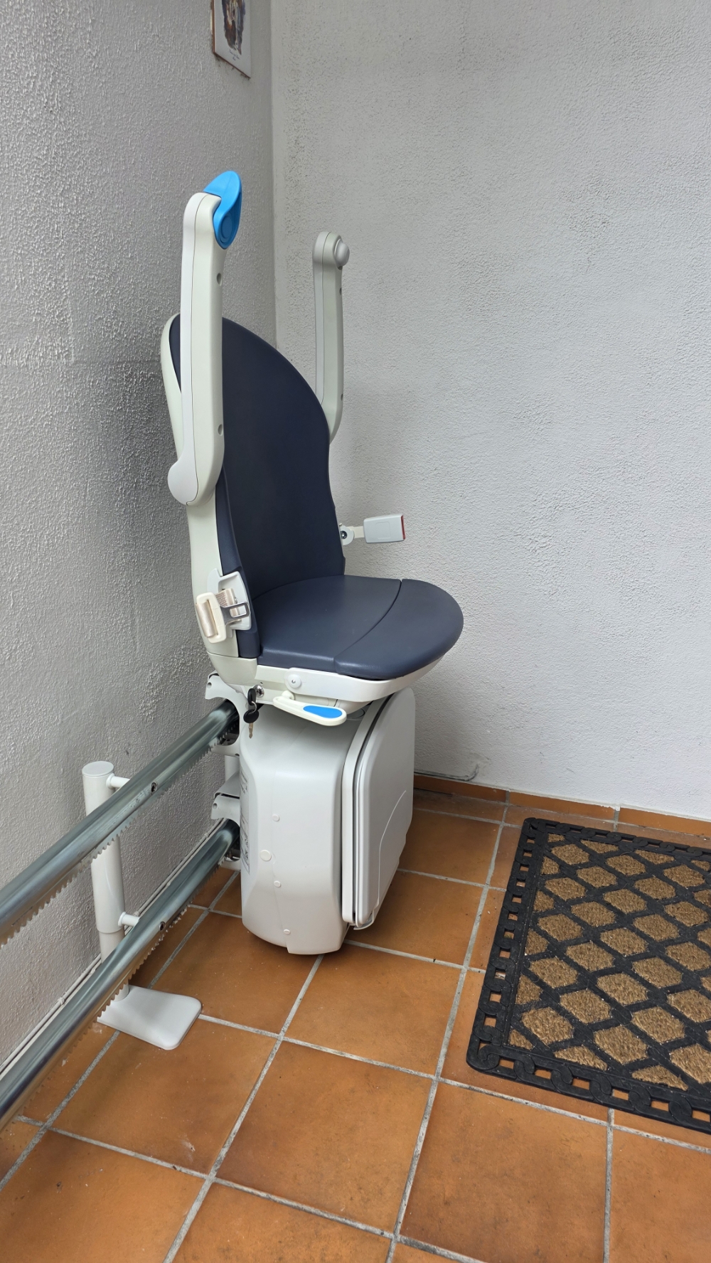 Installation d'un Monte-Escalier courbe modèle HANDICARE 4000 EXTÉRIEUR - Photo 2