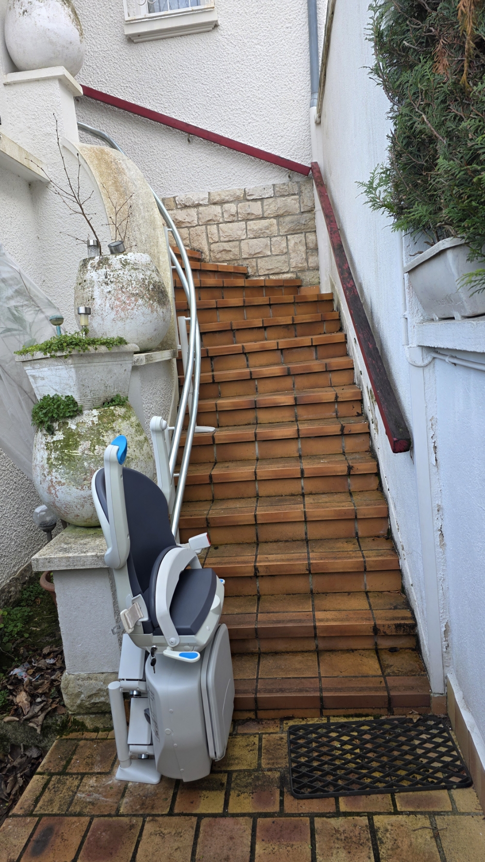 Installation d'un Monte-Escalier courbe modèle HANDICARE 4000 EXTÉRIEUR - Photo 7