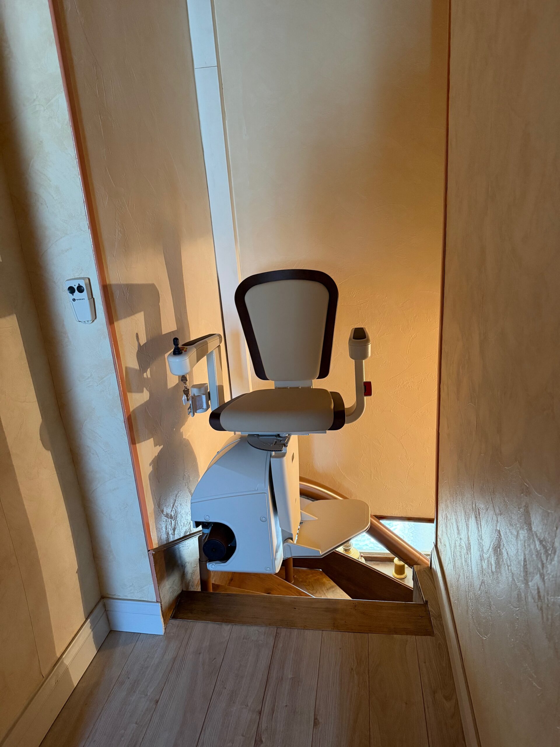 Installation d'un Monte-Escalier courbe modèle HANDICARE VAN GOGH - Photo 1