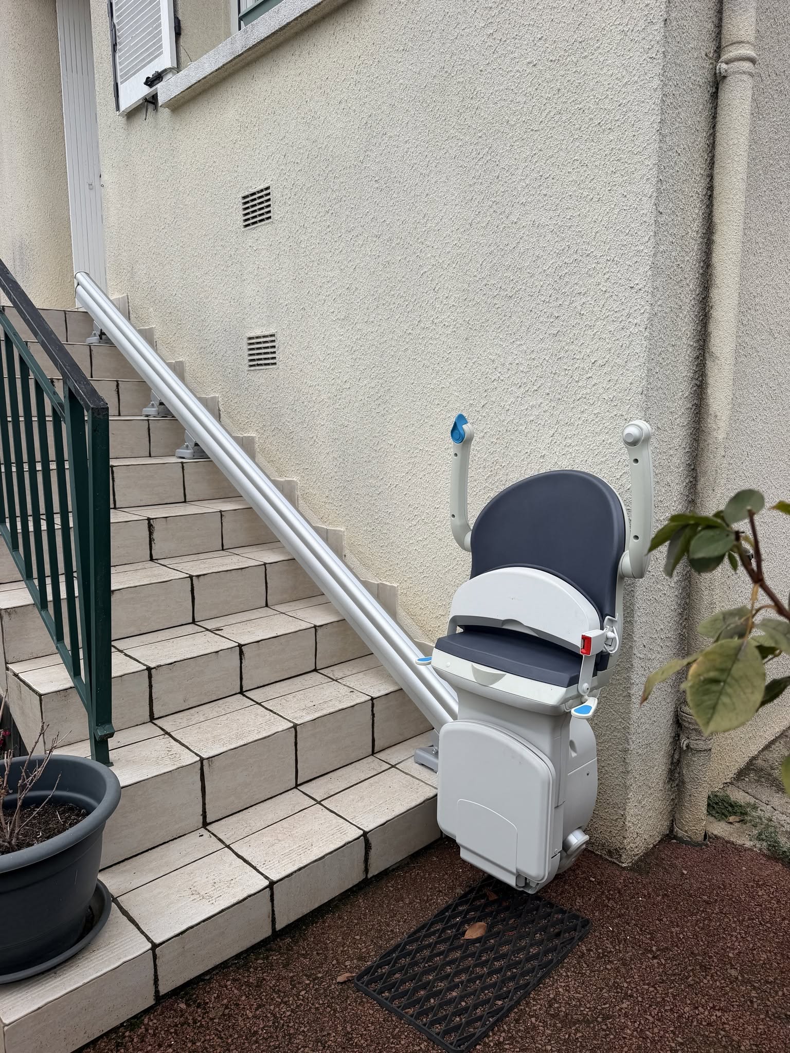 Installation d'un Monte-Escalier droit Extérieur charge lourde modèle HANDICARE 1000 EXTERIEUR - Photo 2